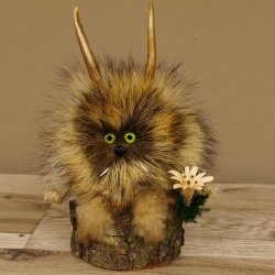 Wolpertinger Wolpi Präparat taxidermy Mini mit Holz Edelweiss und hellgrüne Augen Höhe 24 cm 86.1.3.45