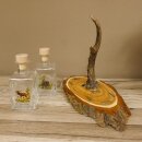 Vinegar + oil carafe set with colorful hunting motif on acacia wood sign with roebuck antlers as handle 27.40.2.4