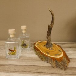 Vinegar + oil carafe set with colorful hunting motif on acacia wood sign with roebuck antlers as handle 27.40.2.4