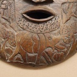 Maschere africane Utensili decorati con intagli