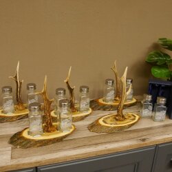 Salt + pepper shaker set with white hunting motif on acacia wood sign with roebuck antler handle 27.40.6.1