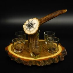 Fornitore di grappa su tavola da grappa Akazieschild H17 cm Cervo rosso Manico con 6 bicchieri colorati Motivo caccia Motivo animale 27.7.3.7