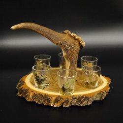 Fornitore di grappa su tavola da grappa Akazieschild H17 cm Cervo rosso Manico con 6 bicchieri colorati Motivo caccia Motivo animale 27.7.3.7