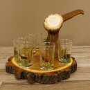 Proveedor de aguardiente en tabla de aguardiente con escudo de acacia H18 cm. Asa con forma de asta de ciervo rojo con 6 vasos de colores vivos. Motivo de caza. Motivo animal. 27.7.3.10