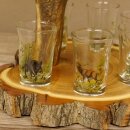 Proveedor de aguardiente en tabla de aguardiente con escudo de acacia H18 cm. Asa con forma de asta de ciervo rojo con 6 vasos de colores vivos. Motivo de caza. Motivo animal. 27.7.3.10