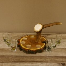 Proveedor de aguardiente en tabla de aguardiente con escudo de acacia H18 cm. Asa con forma de asta de ciervo rojo con 6 vasos de colores vivos. Motivo de caza. Motivo animal. 27.7.3.10