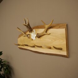 Porte-manteau en bois avec 7 pointes de cerf, 2 barres de chevreuil et des crochets, sur une planche en bois. Porte-manteau mural en bois de chevreuil, pièce unique 27.8.125