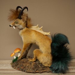 Wolpertinger Wolpi Fuchs mit Gamshörnern Drachenfuchs grüner Schwanz Präparat Fabelwesen