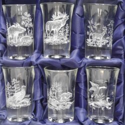 Schnaps Anbieter Akazienschild mit Rothirsch Spitze + Gläser hoch weiß Jagdmotiv