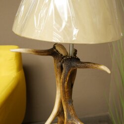 Lampada da terra composta da 3 corna di daino, a una luce, con corna di daino, stelo, lampada, paralume