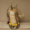 Wolpertinger «Wolpi» grande, disecado de rata almizclera, ojos verdes, con alas, cuernos, bastón y linterna. Altura: 38 cm. Criatura mítica. Regalo divertido. 86.14.14