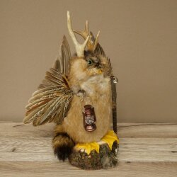 Wolpertinger «Wolpi» grande, disecado de rata almizclera, ojos verdes, con alas, cuernos, bastón y linterna. Altura: 38 cm. Criatura mítica. Regalo divertido. 86.14.14