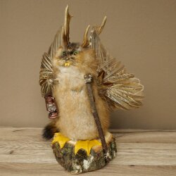 Wolpertinger «Wolpi» grande, disecado de rata almizclera, ojos verdes, con alas, cuernos, bastón y linterna. Altura: 38 cm. Criatura mítica. Regalo divertido. 86.14.14