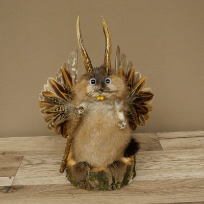 Wolpertinger Wolpi Bisam Präparat mit Stock Rehgeweih lila Augen Fabelwesen 86.4.139