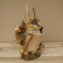 Wolpertinger Wolpi Bisam Präparat mit Stock Rehgeweih lila Augen Fabelwesen 86.4.139
