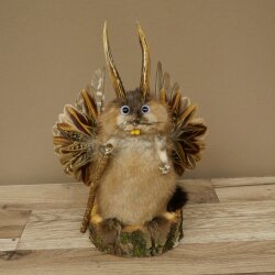 Wolpertinger Wolpi Bisam Präparat mit Stock Rehgeweih lila Augen Fabelwesen 86.4.139