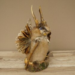 Wolpertinger Wolpi Bisam Präparat mit Stock Rehgeweih lila Augen Fabelwesen 86.4.139
