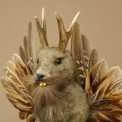 Wolpertinger Murmel Präparat Plüsch Fabelwesen mit Flügel Bart Geweih Wolpi 86.16.49