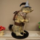 Wolpertinger: marmotta escursionista imbalsamata con cappello, zaino, sciarpa, bastone e borraccia