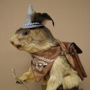 Wolpertinger: marmotta escursionista imbalsamata con cappello, zaino, sciarpa, bastone e borraccia