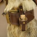 Wolpertinger: marmotta escursionista imbalsamata con cappello, zaino, sciarpa, bastone e borraccia