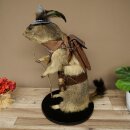 Wolpertinger: marmotta escursionista imbalsamata con cappello, zaino, sciarpa, bastone e borraccia