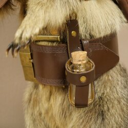 Wolpertinger: marmotta escursionista imbalsamata con cappello, zaino, sciarpa, bastone e borraccia