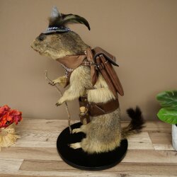 Wolpertinger: marmotta escursionista imbalsamata con cappello, zaino, sciarpa, bastone e borraccia