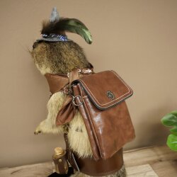 Wolpertinger: marmotta escursionista imbalsamata con cappello, zaino, sciarpa, bastone e borraccia