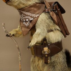 Wolpertinger: marmotta escursionista imbalsamata con cappello, zaino, sciarpa, bastone e borraccia