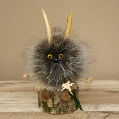 Wolpertinger Wolpi Präparat Mini auf Holz Edelweiss und gelbe Augen Höhe 22 cm 86.1.3.57