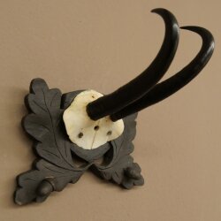 Gamsgeweih Geiß SL bis 18,6cm Gams Gems Geweih auf handgeschnitztem Trophäenschild 47.301