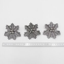 3 boar weapons Oak leaf cover sheet, large, 7 leaves with 3 acorns, silver-colored